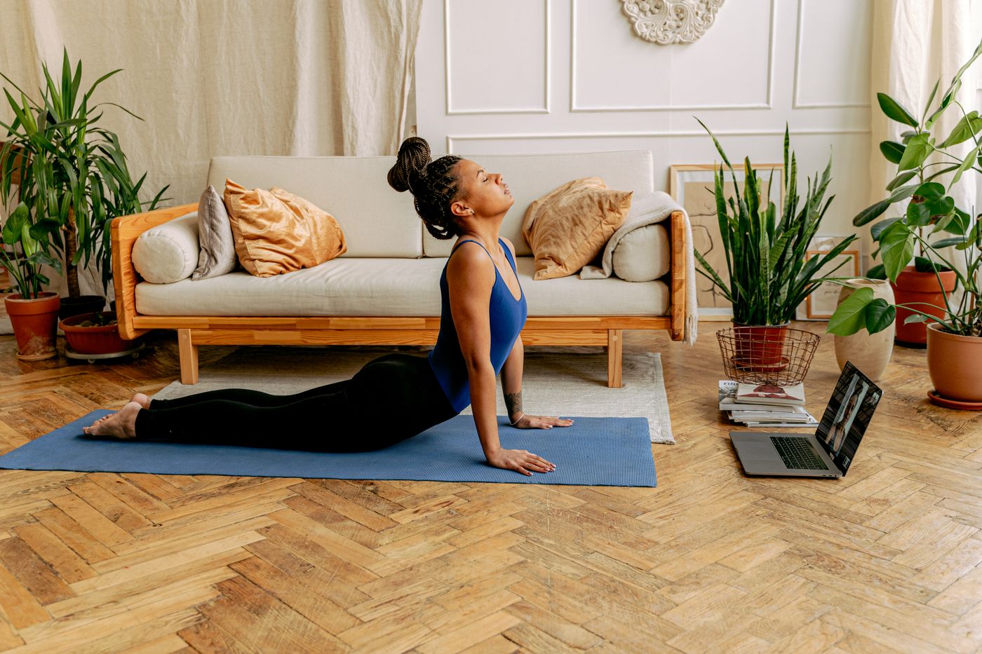 Séance de renforcement à la maison sur tapis, avec un coaching en ligne sur l'ordinateur portable